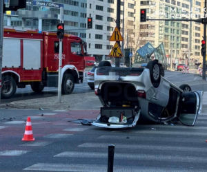 Dachowanie przy rondzie ONZ. Utrudnienia w kierunku centrum 