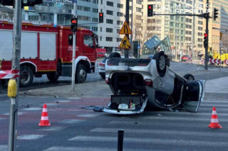 Dachowanie w centrum Warszawy. Zderzenie dwóch aut przy rondzie ONZ