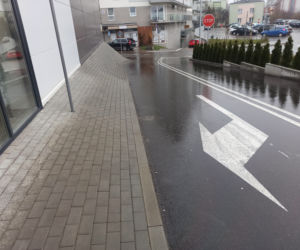 Internauci określili ten chodnik lokalną anomalią grawitacyjną. Ale czy to w ogóle jest chodnik? 