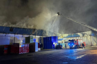 Potężny pożar w Chróścinie niedaleko Góry. Pali się zakład przetwórstwa mięsnego