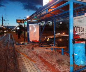 Kraków: Samochód wjechał w wiatę przystankową [ZDJĘCIA]