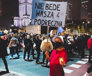 Gwiazdy protestują na Strajku Kobiet. Aktorka M jak miłość została pobita