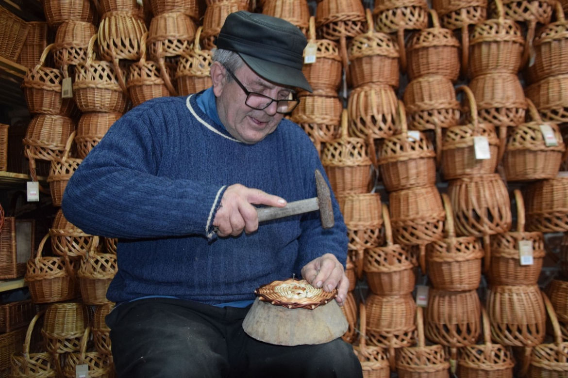 Rudnik nad Sanem. Tutaj powstają wielkanocne koszyki! [ZDJĘCIA]