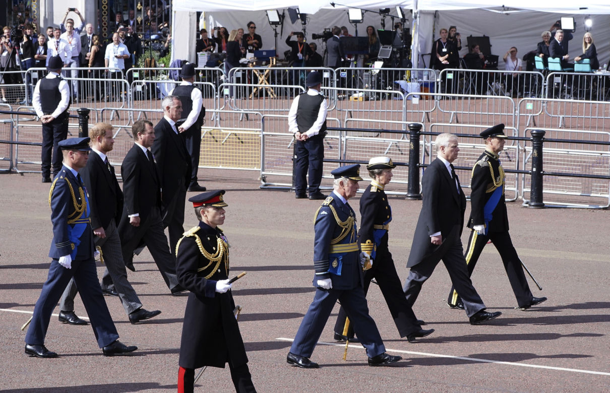 Trumna z Królową przybyła do Westminsteru