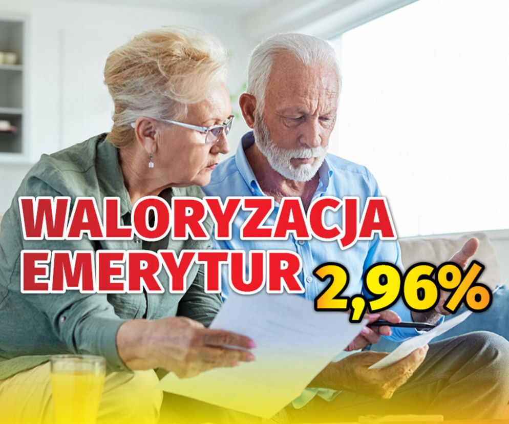 Para seniorów, kobieta i mężczyzna, siedzi na kanapie, analizując dokumenty, co odzwierciedla troskę o finanse i waloryzację emerytur 2,96%. O tych ważnych zmianach przeczytasz więcej na portalu Super Biznes.