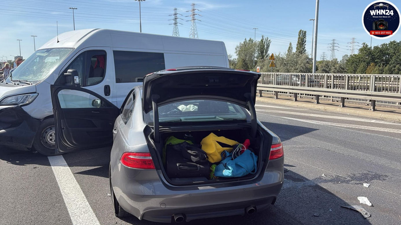 Drogim Jaguarem wbił się w bus. Potem uciekł