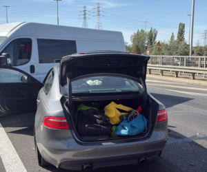 Drogim Jaguarem wbił się w bus. Potem uciekł