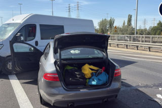Drogim Jaguarem wbił się w bus. Potem uciekł