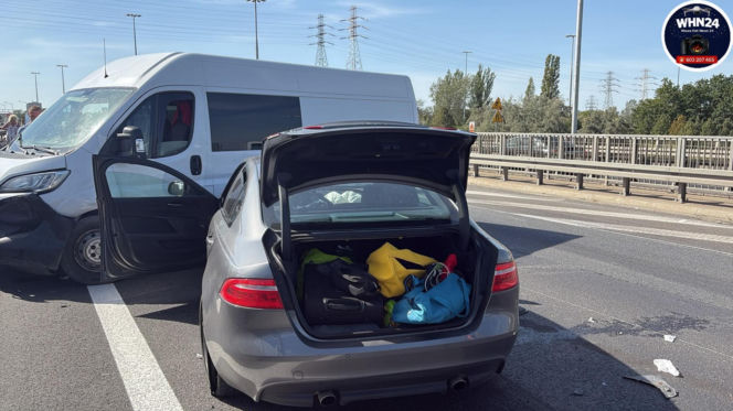 Drogim Jaguarem wbił się w bus. Potem uciekł