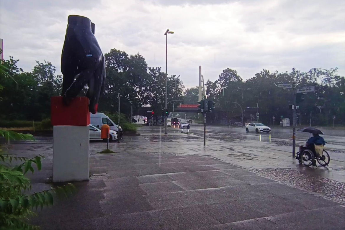 Gigantyczny zegarek na rękę w Hansaviertel