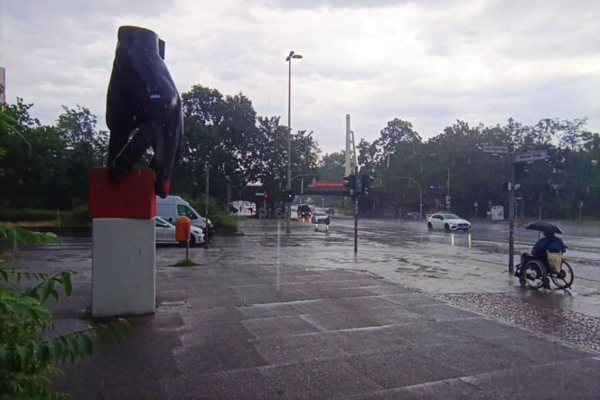 Gigantyczny zegarek na rękę w Hansaviertel