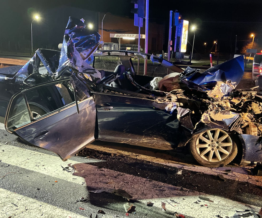 Koszmar pod Piasecznem. Auto kompletnie zmiażdżone po starciu z tirem