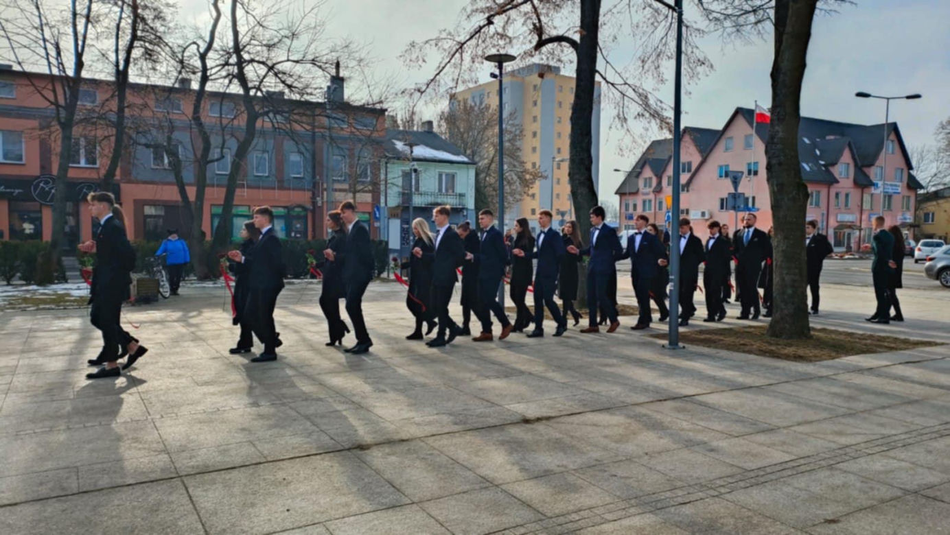 Licealiści zatańczyli poloneza w centrum Bełchatowa