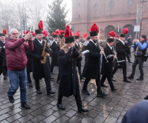 Barbórka 2025. Pobudka górnicza na Nikiszowcu w wykonaniu Orkiestry Wieczorek