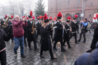 Barbórka 2025. Pobudka górnicza na Nikiszowcu w wykonaniu Orkiestry Wieczorek