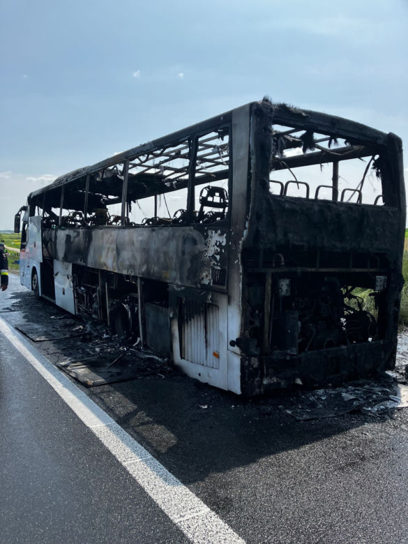 Pożar autokaru z wycieczką szkolną na A4. Cztery osoby trafiły do szpitala 