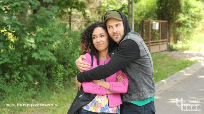 Barwy szczęścia odc. 1360. Adam Jakubik (Bartosz Porczyk), Sara (Dominika Kimaty)