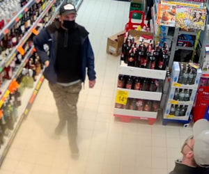 Sosnowiec: Bezczelni złodzieje okradli Biedronkę. Weszli jak po swoje. Rozpoznajesz ich? [ZDJĘCIA]