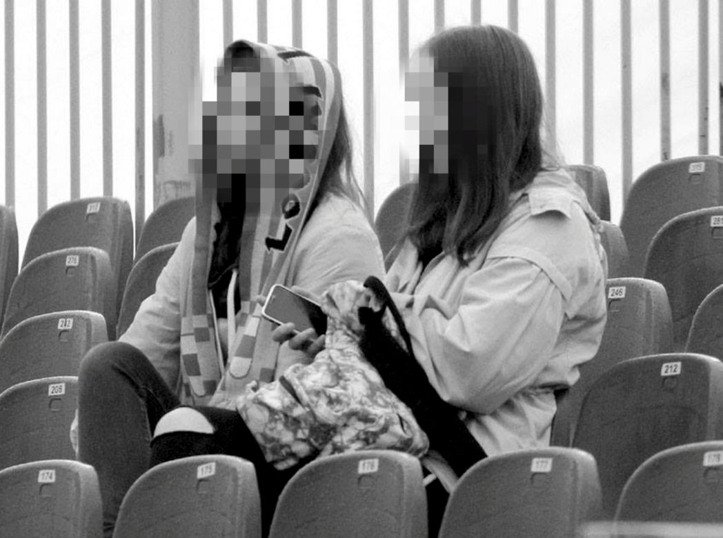 Toyota roztrzaskała się na drzewie. Zginęły młode piłkarki