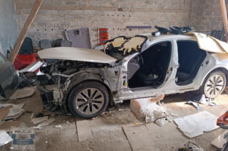 Funkcjonariusze z KPP Sokołów Podlaski zatrzymali na gorącym uczynku dwóch mężczyzn pracujących w dziupli samochodowej