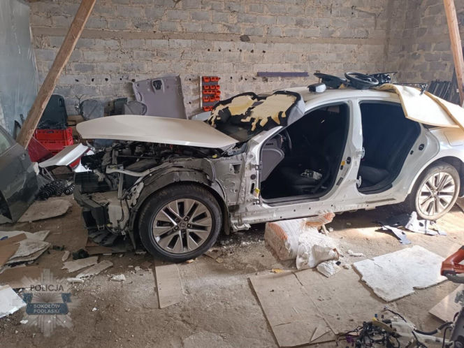 Funkcjonariusze z KPP Sokołów Podlaski zatrzymali na gorącym uczynku dwóch mężczyzn pracujących w dziupli samochodowej