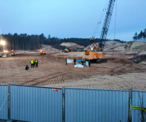 Nietypowa akcja w Walentynki. Blokowali budowę leżąc nago w łóżku