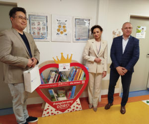 Biblioteczka z książkami dla małych pacjentów siedleckiego szpitala