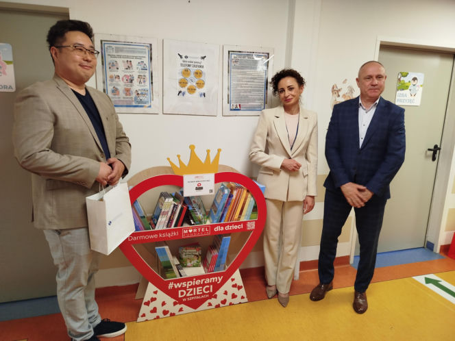 Biblioteczka z książkami dla małych pacjentów siedleckiego szpitala
