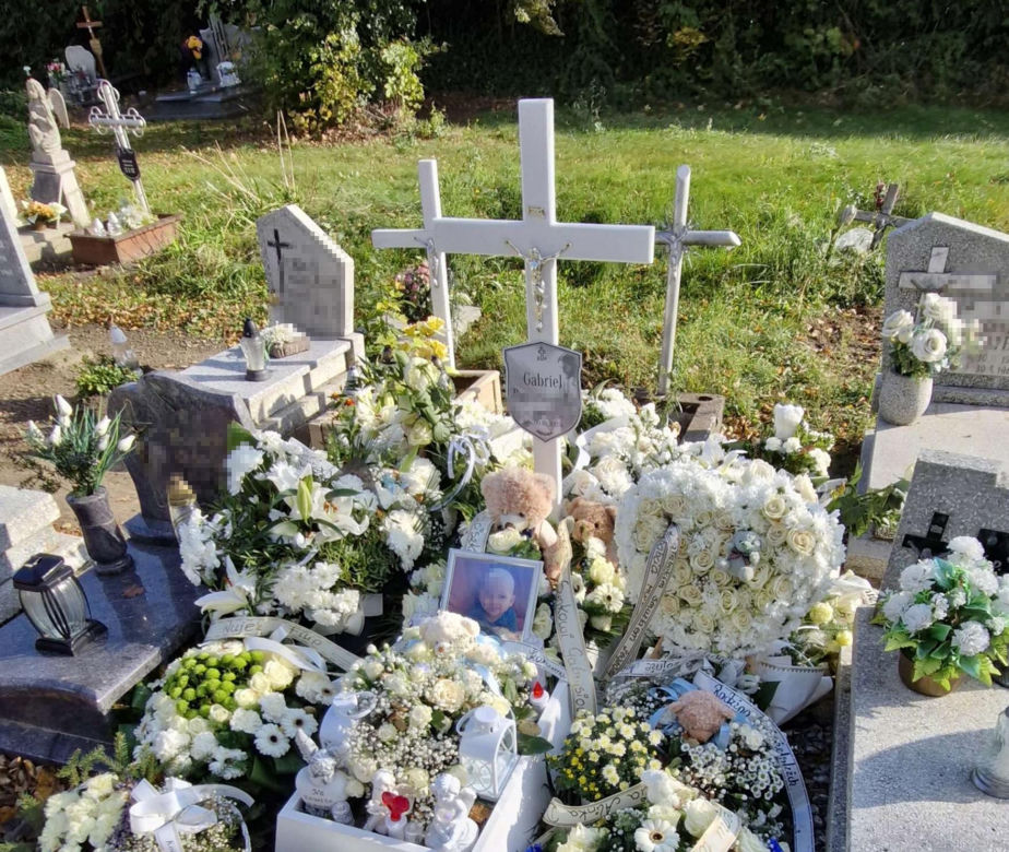 Mama Gabrysia widzi z okna jego grób. Prokuratura bada sprawę przeterminowanej szczepionki