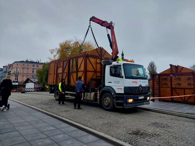 Choinka stoi. Most Staromiejski się stroi. Bydgoszcz rozbłyśnie już 21 listopada 2025. Rusza Bydgoski Jarmark Świąteczny