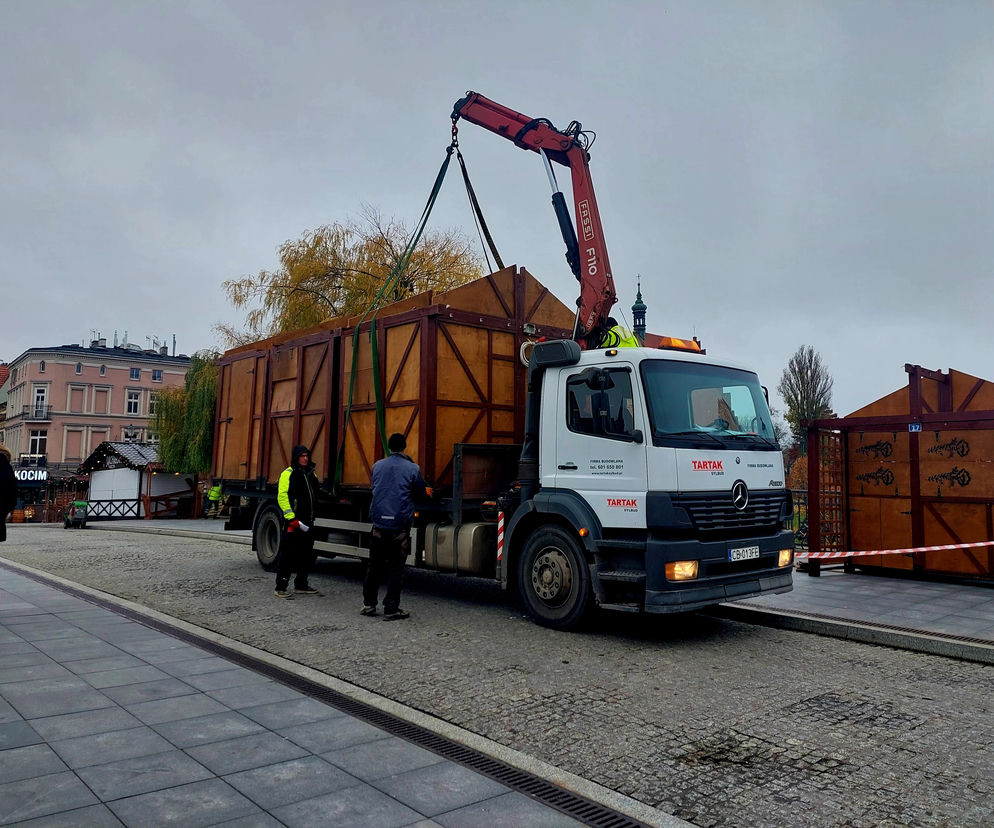 Choinka stoi. Most Staromiejski się stroi. Bydgoszcz rozbłyśnie już 21 listopada 2025. Rusza Bydgoski Jarmark Świąteczny