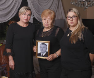 Wrzucili dziadka do worka i pochowali