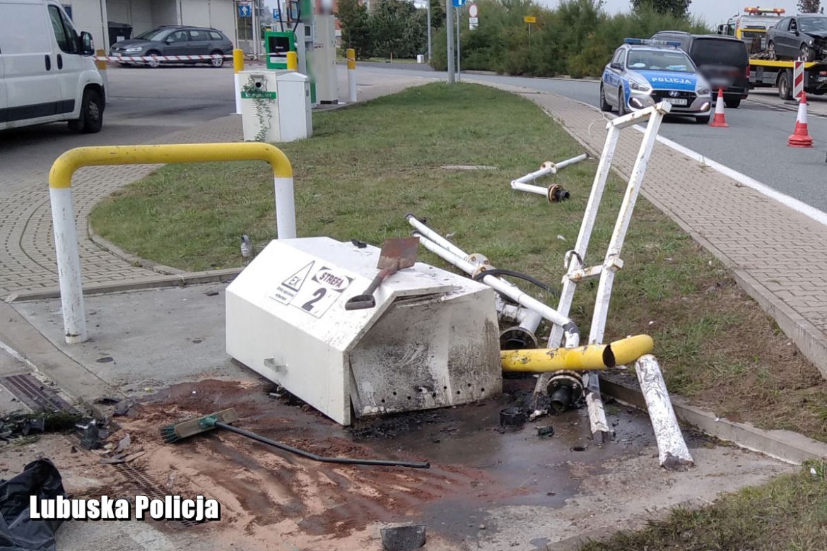 Pijak w Mercedesie rozbił się na stacji paliw przy autostradzie A2