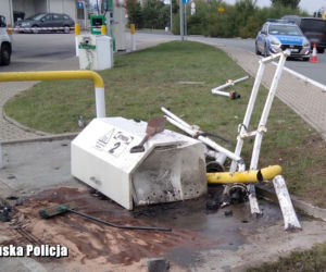 Pijak w Mercedesie rozbił się na stacji paliw przy autostradzie A2