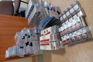 Policjanci i funkcjonariusze KAS zatrzymali handlarza nielegalnych papierosów