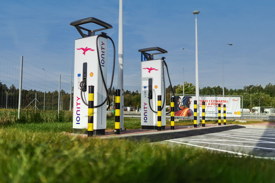 Shell i IONITY uruchamiają pierwsze w Polsce stacje dużej mocy do ładowania pojazdów elektrycznych