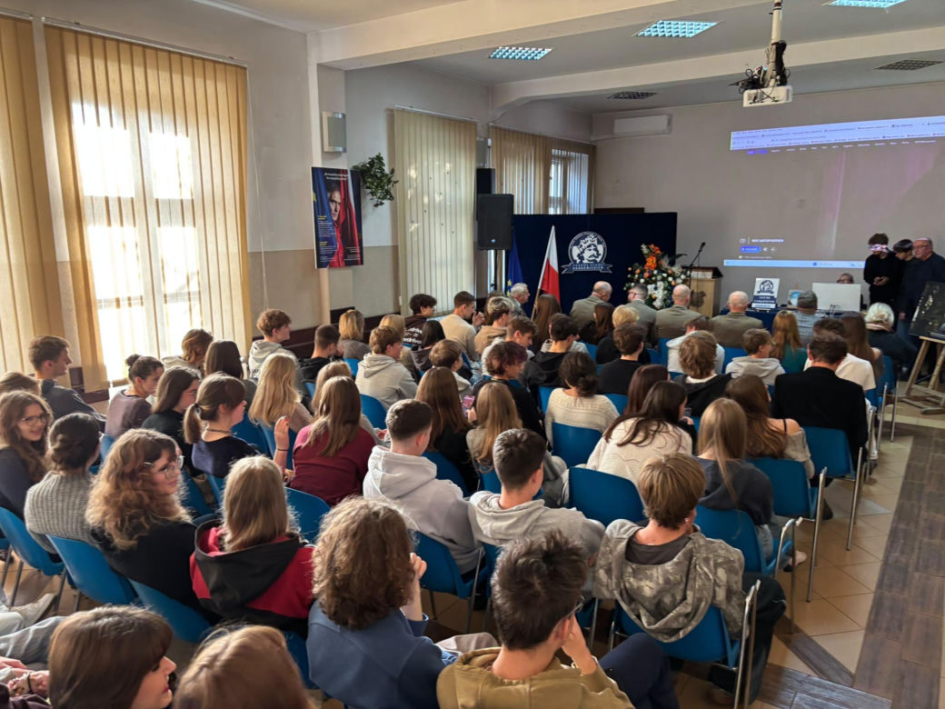 Dąb pamięci Jana Nowickiego zasadzono w Nowym Sączu