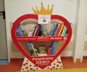 Biblioteczka z książkami dla małych pacjentów siedleckiego szpitala