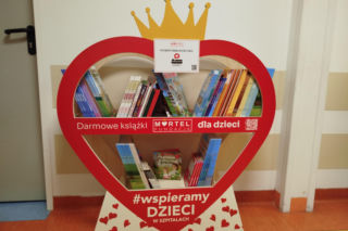 Biblioteczka z książkami dla małych pacjentów siedleckiego szpitala