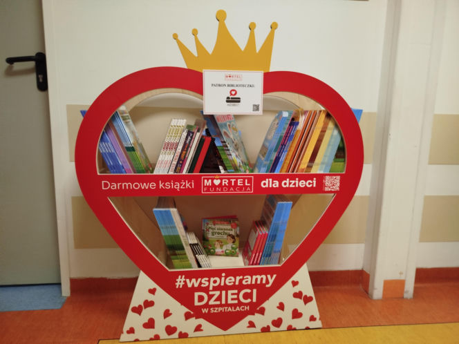 Biblioteczka z książkami dla małych pacjentów siedleckiego szpitala