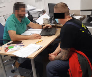 Bezlitośni handlarze choinek. Wybite szyby i... groźby z piłą motorową! 
