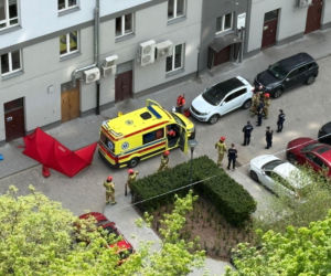 Kobieta wypadła z szóstego piętra. Zginęła na miejscu