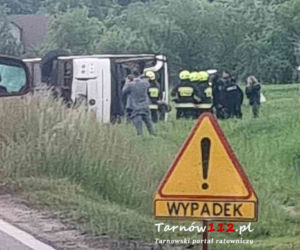 Wypadek autobusu z dziećmi! Są poszkodowani, droga zablokowana