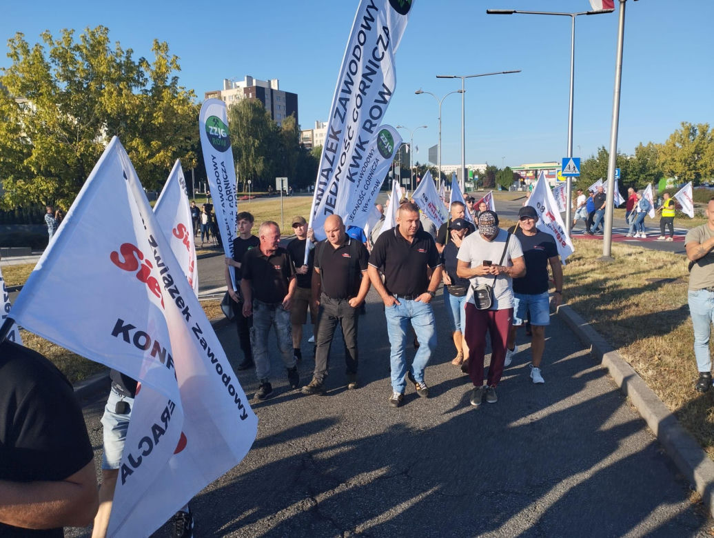 Protest górników w Jastrzębiu-Zdroju. Blokują kluczowe rondo i główne drogi