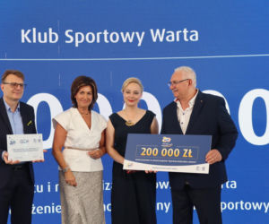 Ponad 7 mln zł dla lokalnych projektów. Na Służewcu wręczono czeki laureatom programu „Sportowo Kulturalnie Lokalnie”.