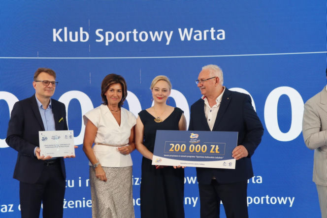 Ponad 7 mln zł dla lokalnych projektów. Na Służewcu wręczono czeki laureatom programu „Sportowo Kulturalnie Lokalnie”.