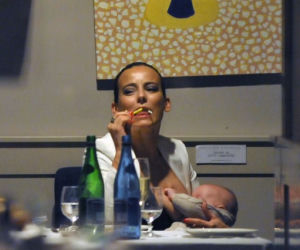 Anna Mucha karmi syna piersią w miejscu publicznym. Posłanka Agnieszka Pomaska chwali postępowanie aktorki.