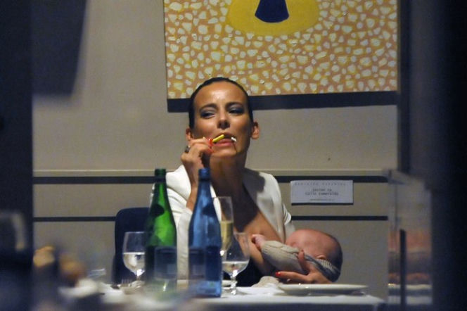 Anna Mucha karmi syna piersią w miejscu publicznym. Posłanka Agnieszka Pomaska chwali postępowanie aktorki.