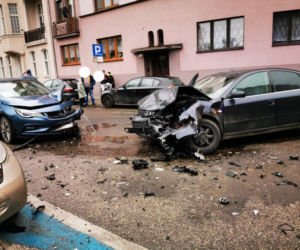 Wypadek na ul. Świętej Trójcy w Bydgoszczy. Trzy osoby są ranne [ZDJĘCIA]