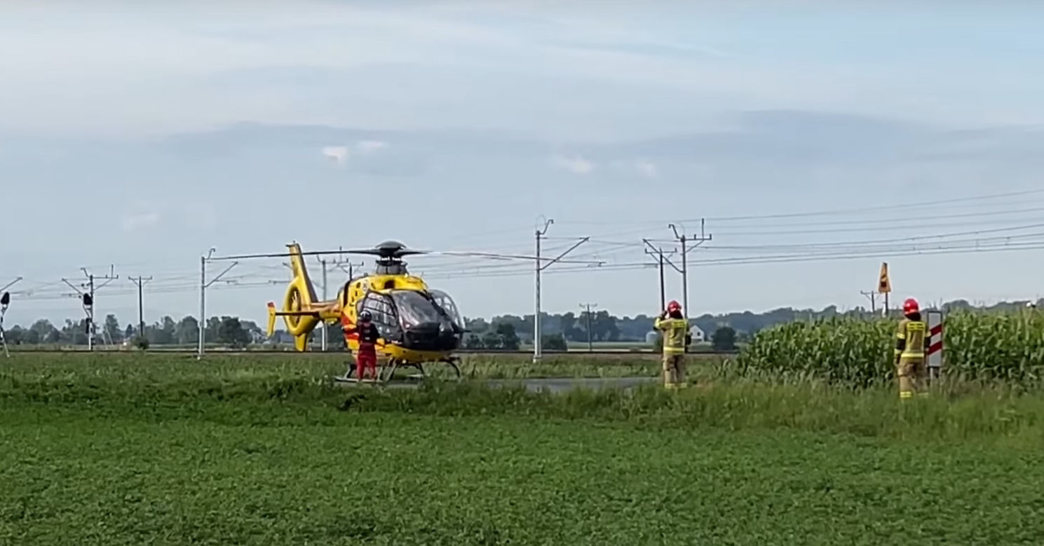 Wypadek na przejeździe kolejowym w Roszkowie. Dostawczak wjechał pod pociąg 